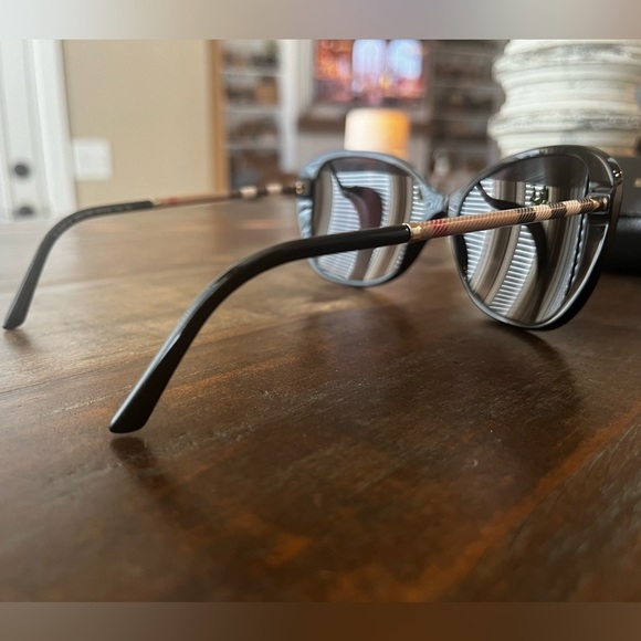 Burberry Sunglasses - Excellent Condition - Picture 6 of 16